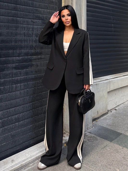 بدلة أكسن بلاك مخططة بتفاصيل دقيقة