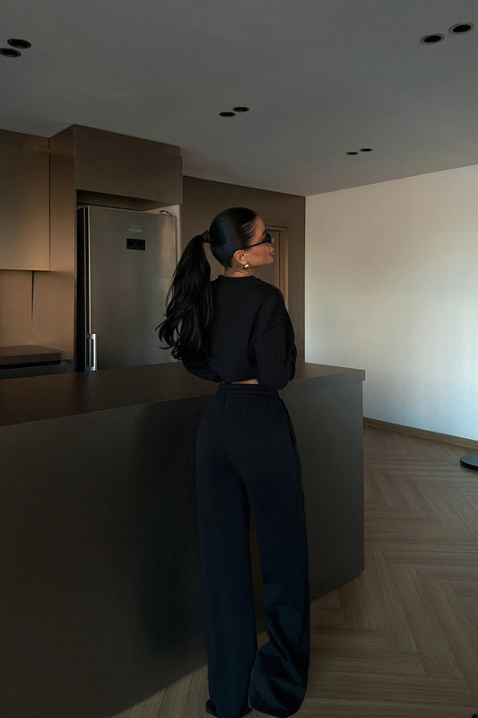 بدلة رياضية سوداء من إيست سبورت