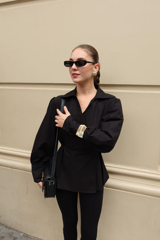 قميص أسود بأكمام مطوية مزينة بتفاصيل مطوية