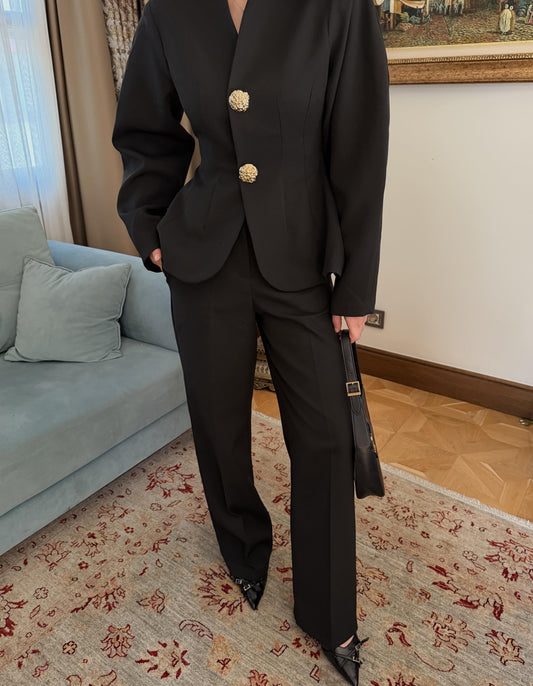 بدلة سوداء بأكمام بالون وأزرار ذهبية