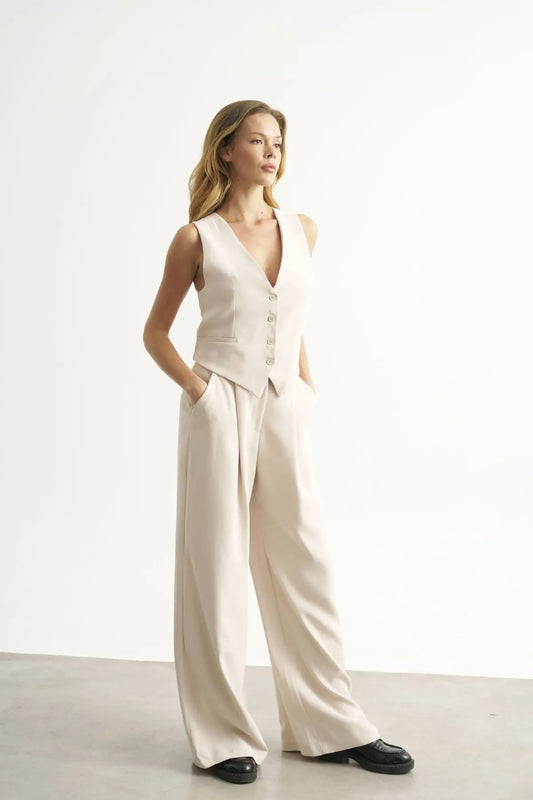 بنطلون فضفاض مزين بتفاصيل حجرية