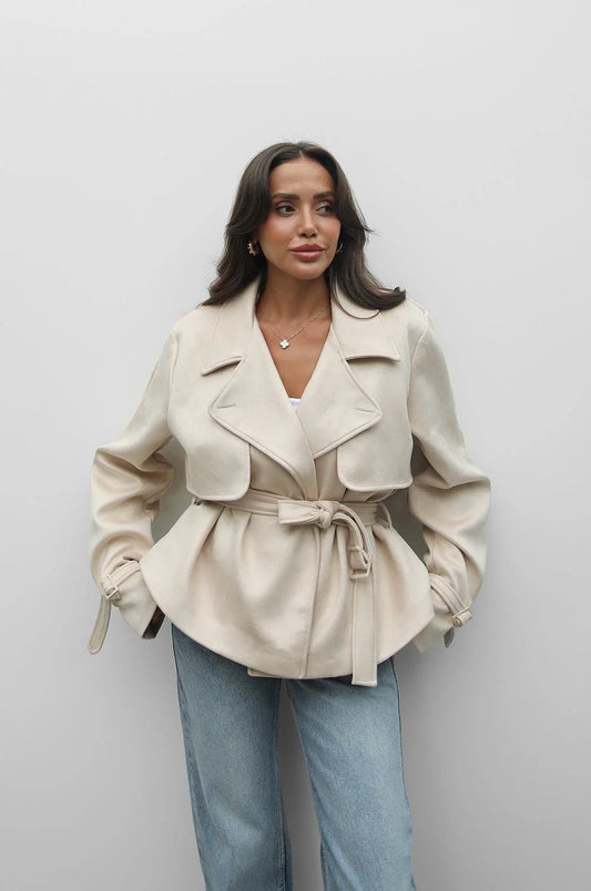 جاكيت من جلد الغزال بلون القرفة مع حزام مزدوج الصدر