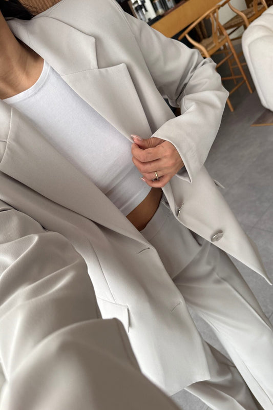 بدلة أنيقة مزودة بإبزيم وشفرة حلاقة