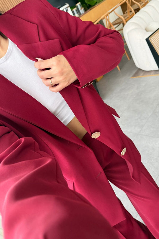 بدلة أنيقة مزودة بإبزيم وشفرة حلاقة