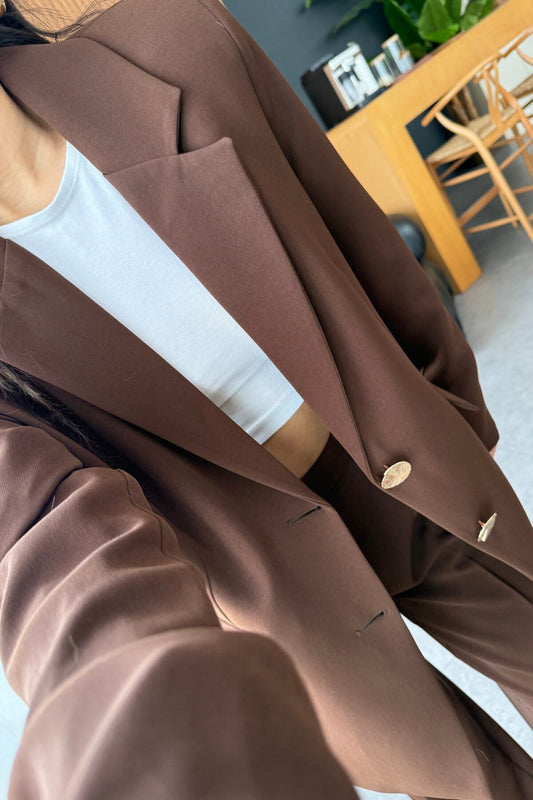 بدلة أنيقة مزودة بإبزيم وشفرة حلاقة