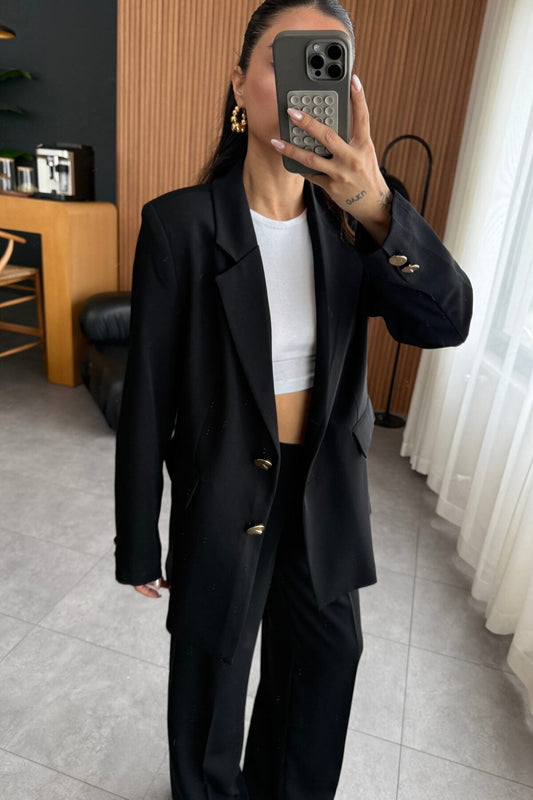 بدلة أنيقة مزودة بإبزيم وشفرة حلاقة