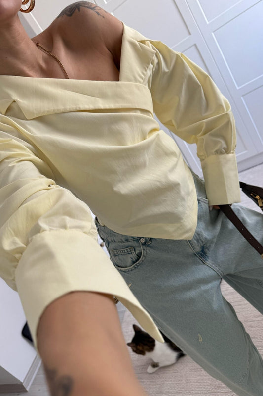 قميص أصفر داكن بتصميم مكشوف الأكتاف