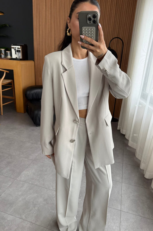 بدلة أنيقة مزودة بإبزيم وشفرة حلاقة