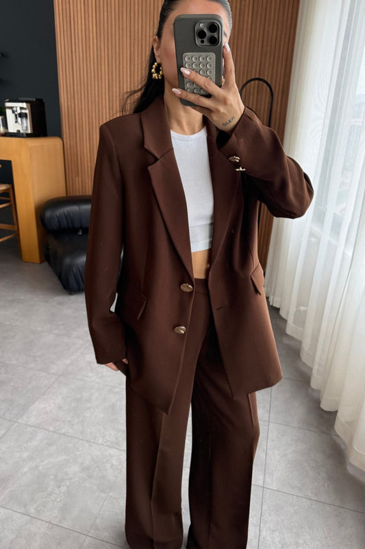 بدلة أنيقة مزودة بإبزيم وشفرة حلاقة