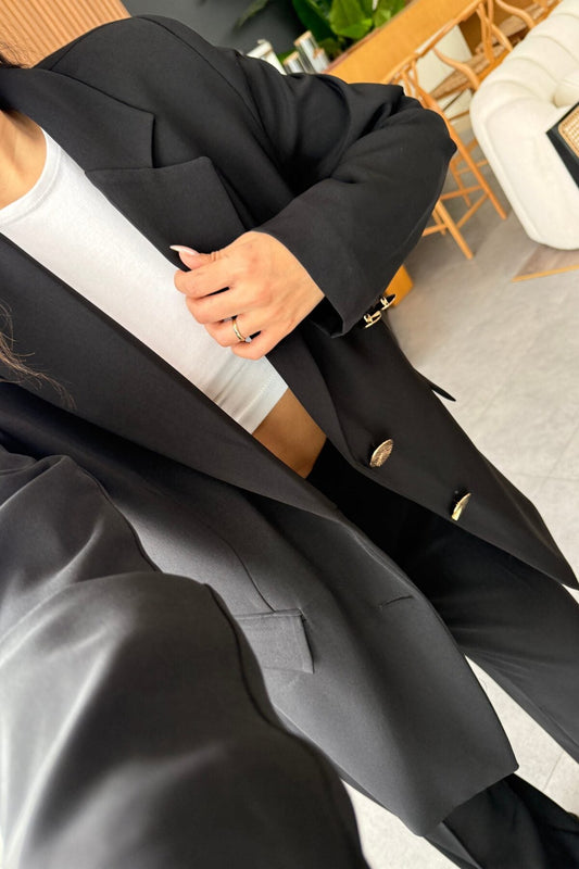 بدلة أنيقة مزودة بإبزيم وشفرة حلاقة