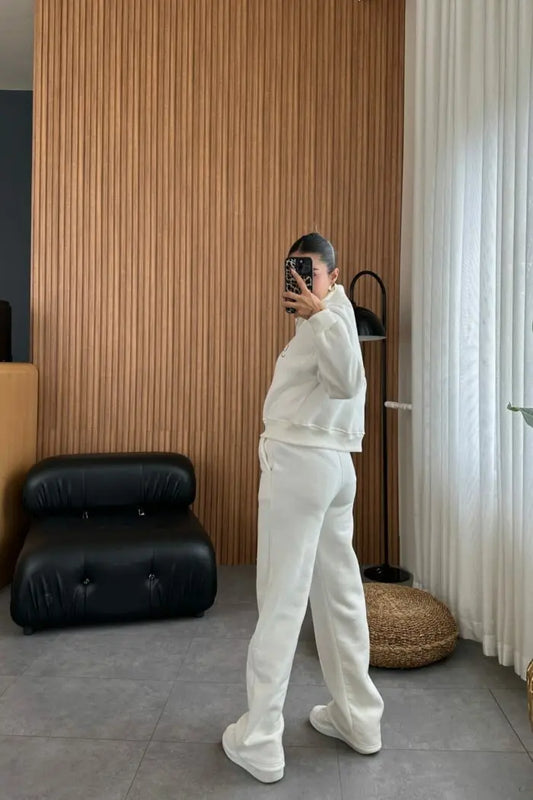 بدلة رياضية بيضاء مزينة بأجنحة