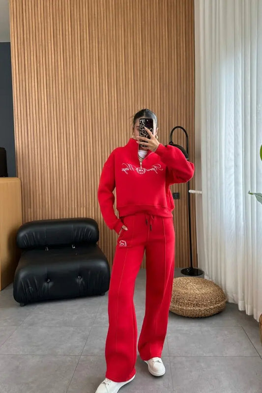 بدلة رياضية حمراء مزينة بأجنحة