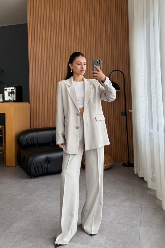 بدلة أنيقة مزودة بإبزيم وشفرة حلاقة