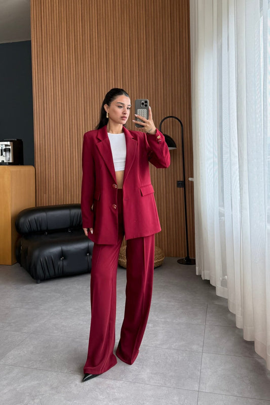 بدلة أنيقة مزودة بإبزيم وشفرة حلاقة