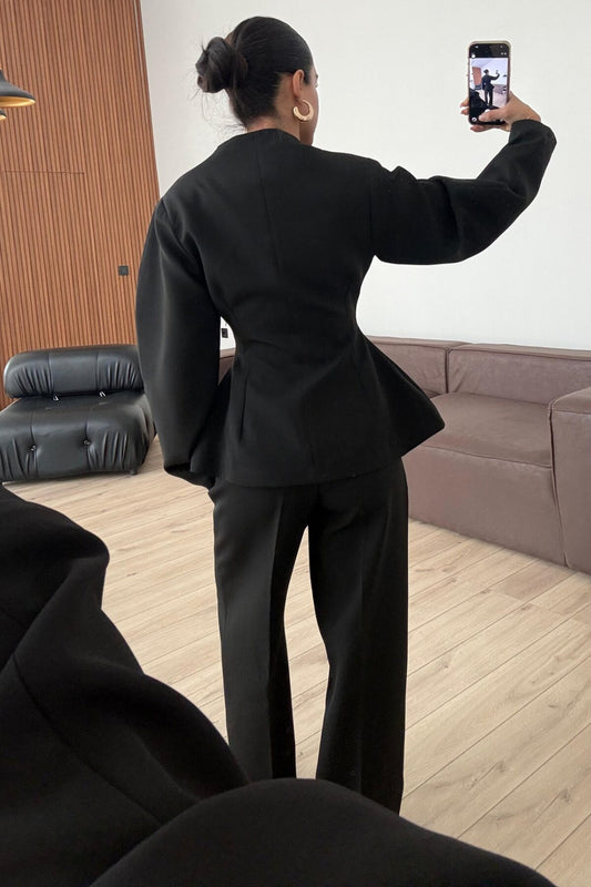 بدلة سوداء بأكمام بالون وأزرار ذهبية