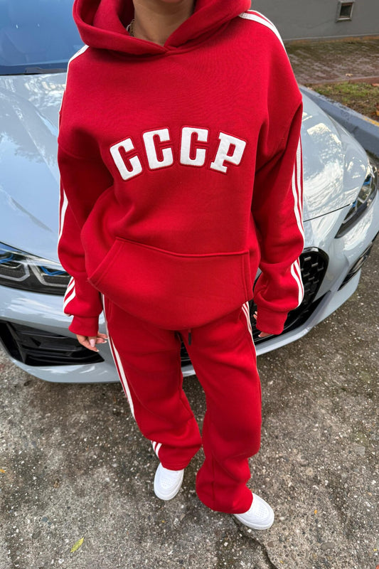 بدلة رياضية واسعة مخططة باللون الأحمر