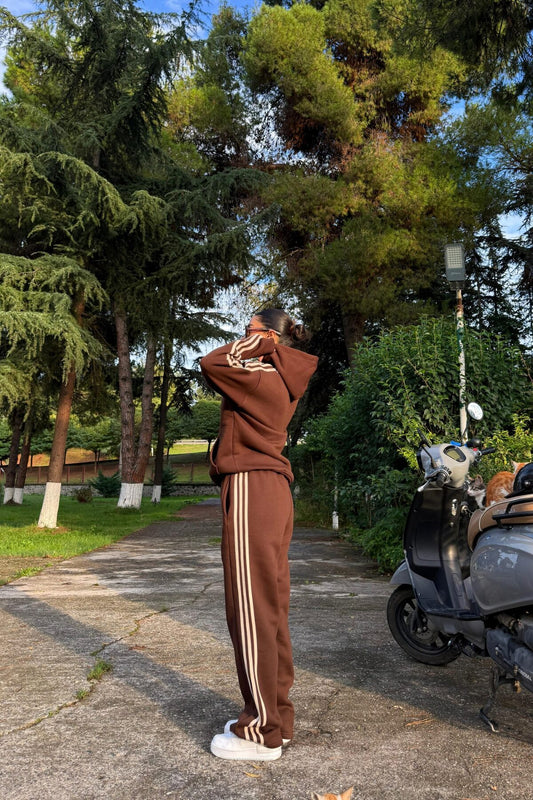 بدلة رياضية واسعة مخططة باللون البني