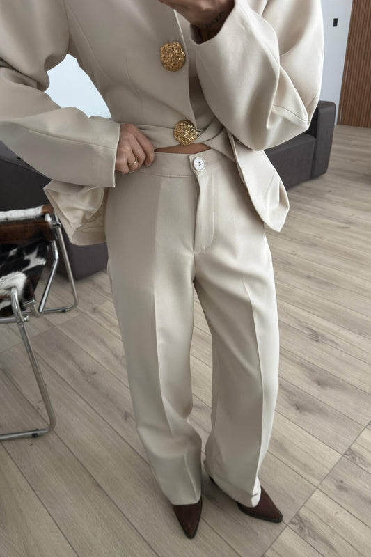 بدلة بيج بأكمام بالون وأزرار ذهبية