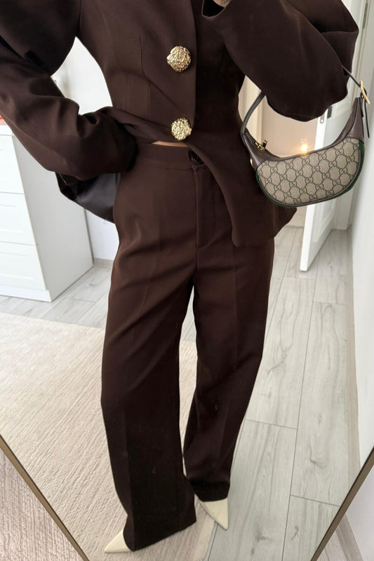 بدلة بنية اللون بأكمام بالون وأزرار ذهبية