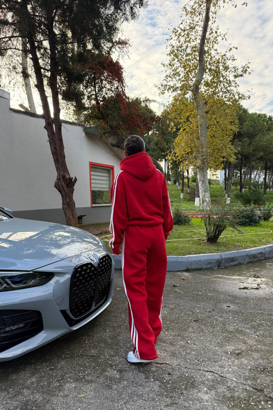 بدلة رياضية واسعة مخططة باللون الأحمر