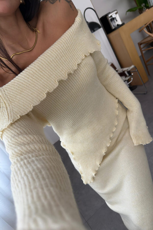 طقم كنزة وتنورة بياقة غير متماثلة