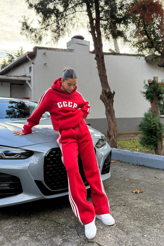 بدلة رياضية واسعة مخططة باللون الأحمر