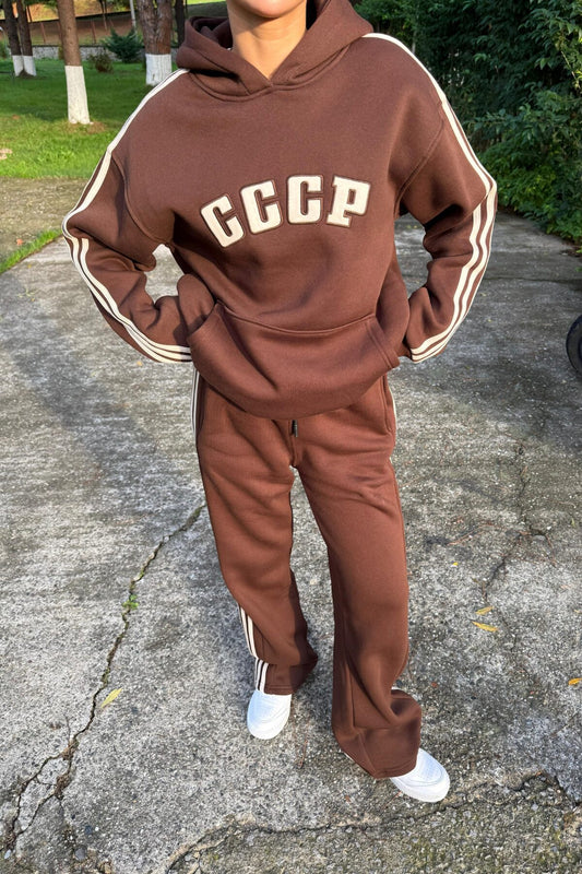 بدلة رياضية واسعة مخططة باللون البني