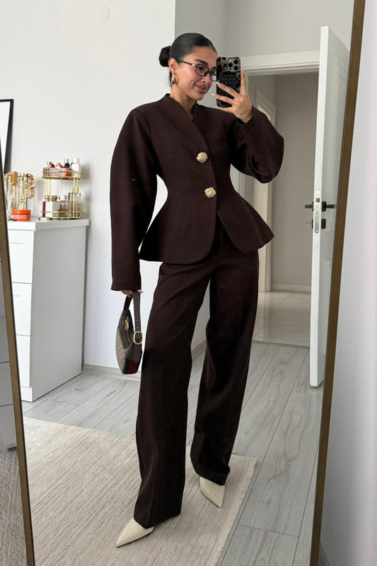 بدلة بنية اللون بأكمام بالون وأزرار ذهبية