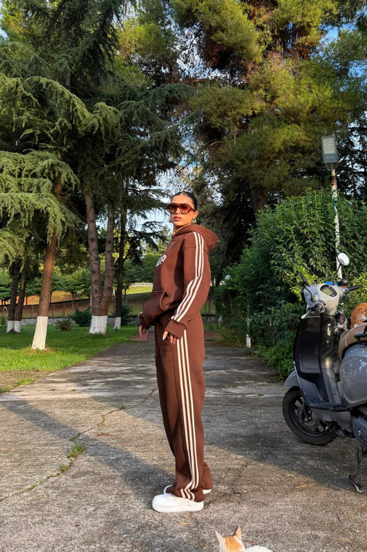 بدلة رياضية واسعة مخططة باللون البني