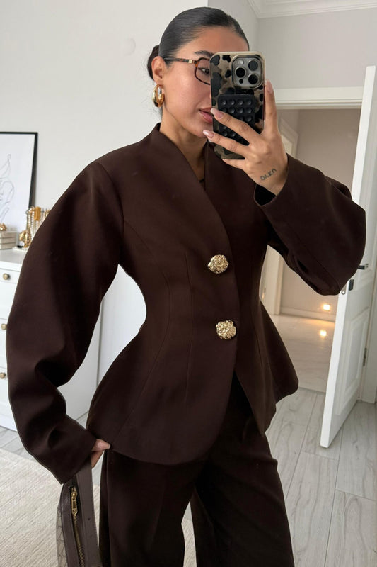 بدلة بنية اللون بأكمام بالون وأزرار ذهبية