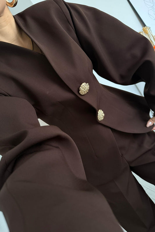 بدلة بنية اللون بأكمام بالون وأزرار ذهبية