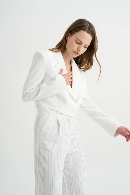 سترة قصيرة بيضاء مبطنة