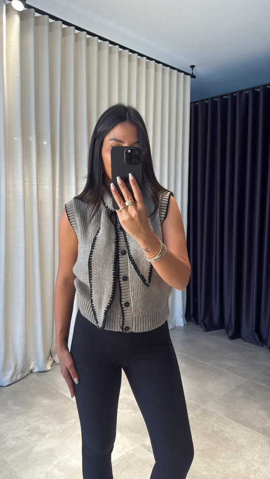 ملابس تريكو فاخرة مع سترة بياقة منفوشة