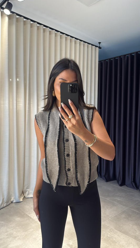 ملابس تريكو فاخرة مع سترة بياقة منفوشة