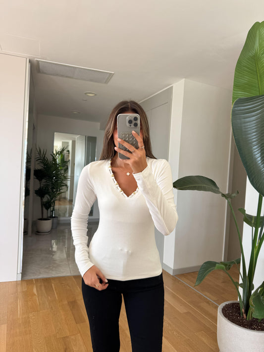 بلوزة بكنزة مزينة بياقة مطرزة بالخرز الذهبي