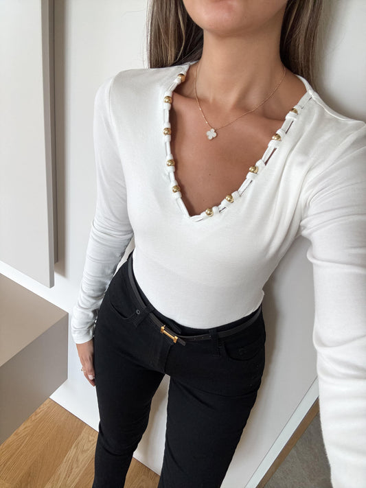 بلوزة بكنزة مزينة بياقة مطرزة بالخرز الذهبي