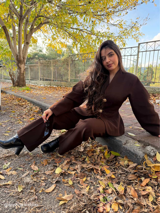 بدلة بنية اللون بأكمام بالون وأزرار ذهبية