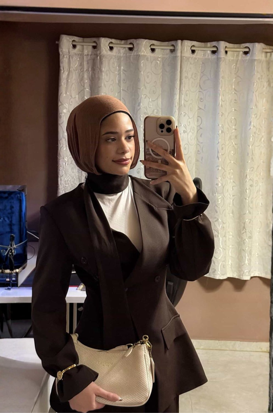 بدلة بنية ضيقة عند الخصر