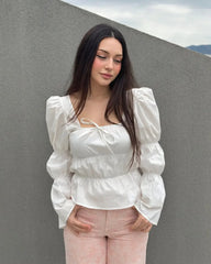 قميص أبيض بياقة مربعة