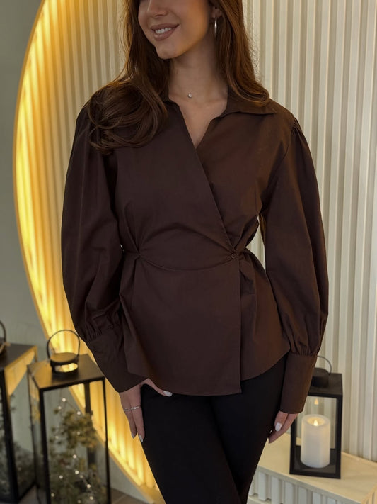 قميص بني بأكمام ملفوفة مطوية بتفاصيل مميزة
