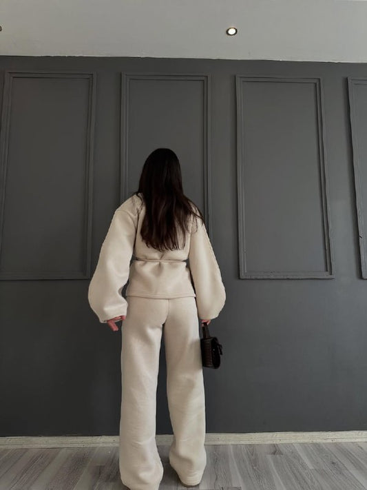 بدلة رياضية بيج اللون ذات صفين من الأزرار وربطة عنق
