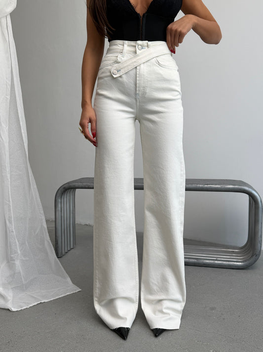 White High-Waist Jeans