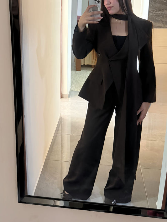 بدلة بنية ضيقة عند الخصر