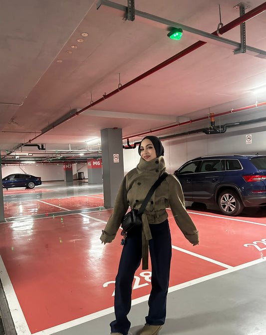 معطف قصير من الكشمير بلون بني فاتح مزين بزهرة العطاس وياقة واقفة