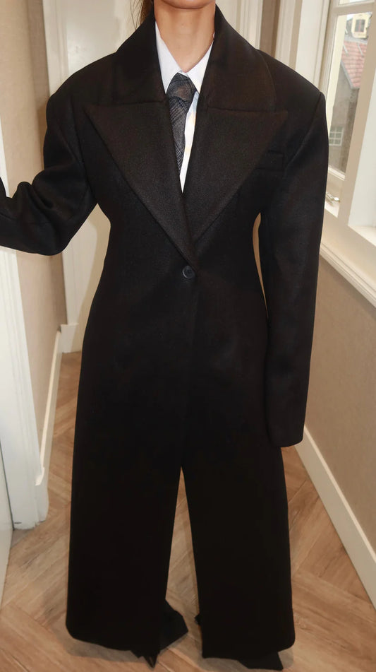 THE TAILORED WOOL BLACK COAT