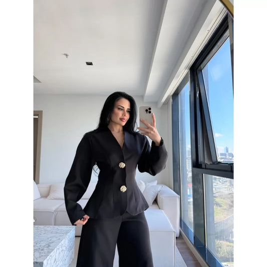 بدلة سوداء بأكمام بالون وأزرار ذهبية
