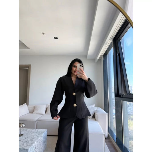 بدلة سوداء بأكمام بالون وأزرار ذهبية