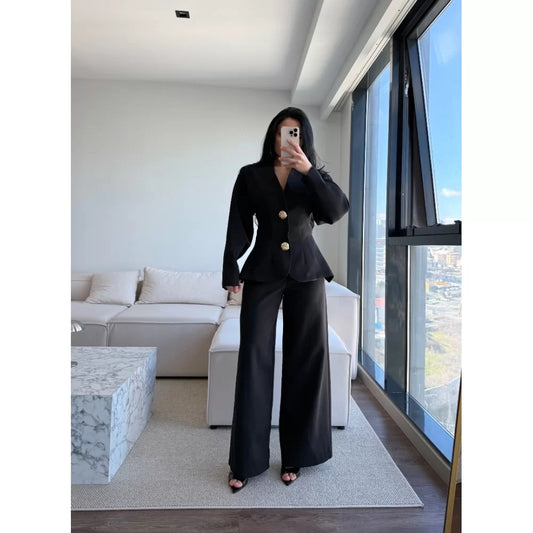 بدلة سوداء بأكمام بالون وأزرار ذهبية