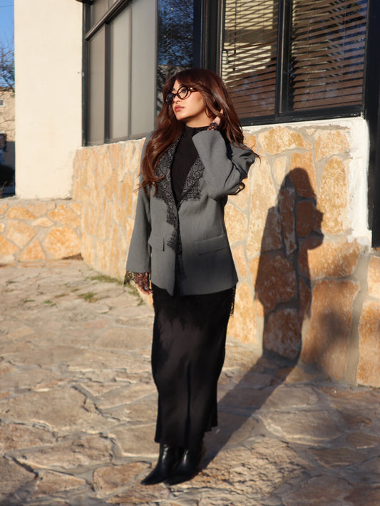 جاكيت رمادي بتفاصيل من الدانتيل