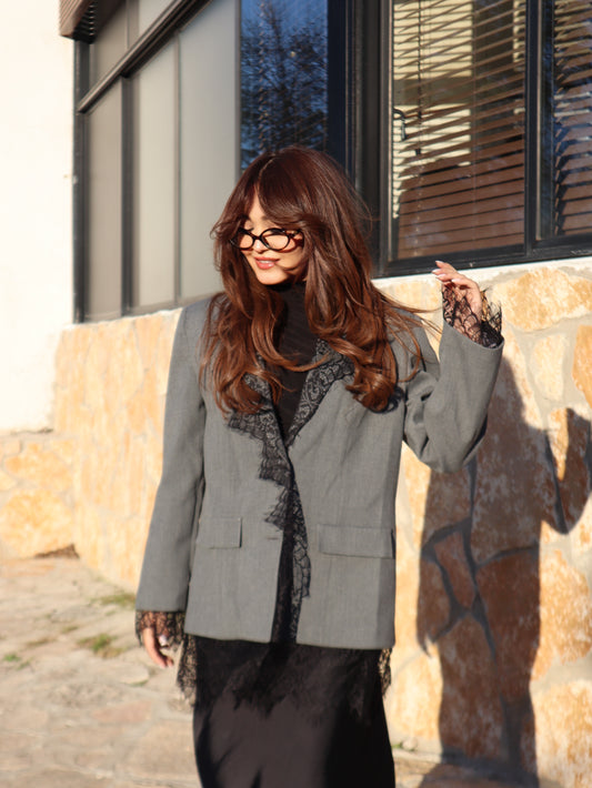 جاكيت رمادي بتفاصيل من الدانتيل